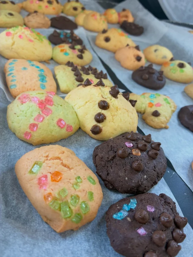 🍪クッキー作り🍪

今日はみんなが楽しみにしていたクッキー作りをしました✨
小さなパティシエさんたちが大活躍😊

ことり組は型抜きクッキー、ちょうちょ組・はな組は好きな形のクッキーを作りました🐤🦋🌼

「なんの形にしようかな？」「トッピングいっぱいにする！」とワクワクしながら作る子どもたち☺️
「早く食べたいな〜！」「美味しそう！」と焼き上がりも楽しみにしていました🥰

世界にひとつだけのクッキーが完成🍪✨
自分で作ったクッキーはとっても美味しかったね😋

#後閑あさひ保育園
#クッキー作り