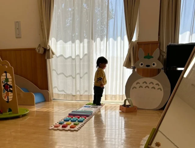 子どもたちを見ていると、
ふとした瞬間にパズルのピースがカチッとはまるように「わかった！！」が生まれることがあります🧩

ブロックを積もうとして崩れてしまった時、同じ場所にもう一度積もうとしたら、つるっと滑ることを発見💡

子どもたちの発見やひらめきは、毎日の中にたくさんあります🌼
そんな子どもたちの小さな発見との出会いを大切に見守りたいですね✨

#ブロックあそび#子どもの小さな発見#ひらめき
#あさひ子育て支援ルーム#たんぽぽ保育園