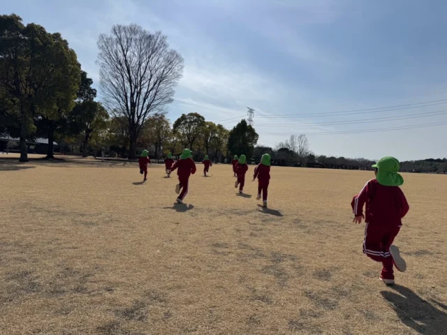🚌お別れ遠足🚌

はなぐみは、保育園生活最後の遠足に出かけてきました🚌💨

観音山ファミリーパークへ向かって出発したはずが…
「あれ？園長先生、道こっちで合ってるかな？」と、まさかの方向へ😳

そして気がつくと…なんと群馬サファリパークに到着🦁🦓！

「えーーー！」「ライオンいる！」「キリンだ！」と、子どもたちは大興奮✨
バスの中から見える動物たちに大喜びのサプライズスタートとなりました。

その後、無事に観音山ファミリーパークへ到着！
今まで見たことのないような長いローラーすべり台に圧倒されながらも、何度も何度もすべり、へとへとになるまで楽しんでいました🛝

ふわふわドームやアスレチックでも思いきり体を動かし、元気いっぱい遊ぶ子どもたちの姿が見られました😆

そしてお弁当の時間には、担任の先生へおにぎりのサプライズ🎁
「こんなに大きくなったよ！先生ありがとう♡」と伝えてくれ、子どもたちとおうちの方のあたたかい気持ちが伝わる素敵な時間となりました💭

青空の下でみんなで食べたお弁当は最高でした✨

保護者の皆様、お忙しい中おにぎりのサプライズやお弁当の準備をしていただき、ありがとうございました😊

今日の日は、子どもたちにとって忘れられない思い出になったことと思います🌿

卒園まであと少し。
はなぐみらしく、元気いっぱいの子どもたちとの時間を大切に過ごしていきたいと思います。

#後閑あさひ保育園 
#はなぐみ
#お別れ遠足
#サプライズ