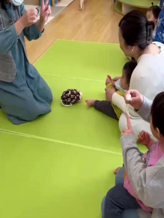 今日は飯野先生をお招きして、わらべうた遊びを楽しみました♪
やさしい歌に合わせて体をゆらしたり、手をたたいたり…。『うまはとしとし』で体を動かす遊びをするとみんな
にこにこ笑顔に✨
やさしい歌声と笑顔が広がる、ほっこりあたたかいひとときでした♬

昔から伝わるわらべうた。おうちでもぜひ、わらべうた遊びを楽しんでみてくださいね🌷

#わらべうた#昔から伝わる#ほっこり
#あさひ子育て支援ルーム#あさひキッズサービス