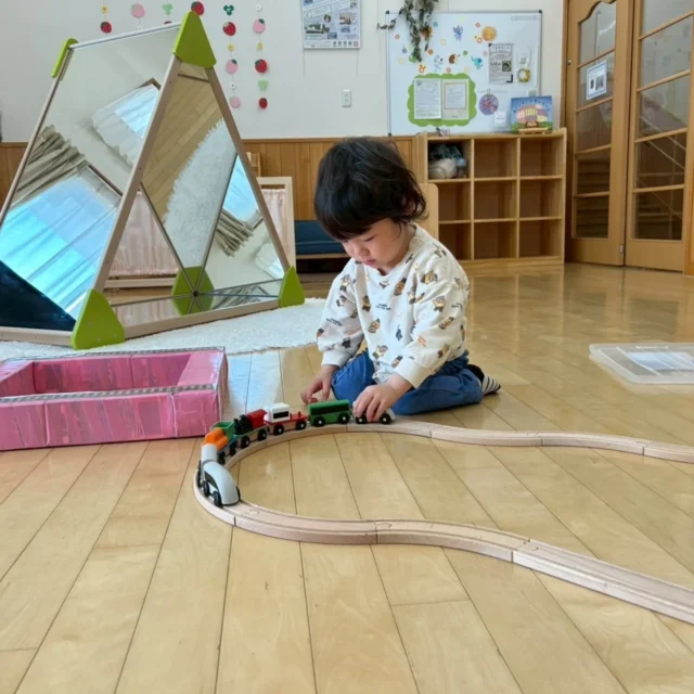 線路を繋げて走らせたり…
たくさん並べて横からじっくり眺めたり…🚗✨
そんな乗り物大好きなお友だちが遊びにきてくれました。

特に工事車両が好きとのこと、それなら！と用意すると
嬉しそうに取りに来てくれました♡
ショベルカーやブルドーザーでビーズをすくったり、荷台に乗せたりと遊びを発展させてくれました🌱

これからも「好き」を大切にしながら、楽しい時間を過ごしていきたいと思います✨

#はたらくくるま#線路#好きな遊び
#あさひ子育て支援ルーム#あさひキッズサービス