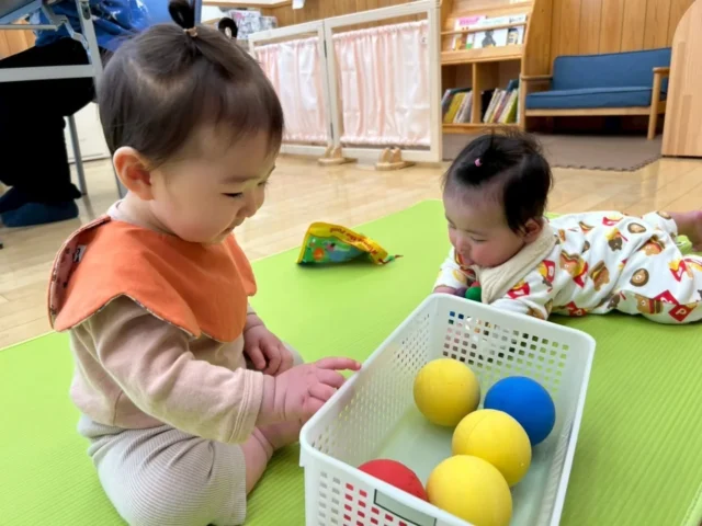 今日は桜の制作を行いました。
花びらを丁寧に貼っていくと…
きれいな桜が完成しました🌸
ママが作っている間は、ずりばいで探索を楽しんだり、つかまり立ちが上手になったお友だちは色々な所でひょこっと顔を出してみたり元気な声が響くほど夢中で遊んでいました✨
たっぷり遊んだあとは、眠くなってしまい…うとうと💤
最後のお写真は…夢のなか

制作を通してひと足早い春を感じてもらえたら
嬉しいです😊

#季節の制作#桜#ひと足早い春
#あさひ子育て支援ルーム#あさひキッズサービス