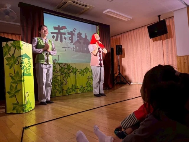 🌃かかしシャドープロジェクト・影絵観賞🌃

今日はかかしシャドープロジェクトの皆さんをお招きして、影絵「赤ずきん」を鑑賞しました。

スクリーンの向こうから手で作り出された動物や登場人物に、子どもたちもびっくり！！形が変わるたびに歓声があがりました😊

劇団の方に教えて頂き、みんなもカニや恐竜などの影絵に挑戦！早速、外遊びでは影を作って楽しむ子どもの姿も見られました🤭

「赤ずきん」の影絵では、物語の世界が影で次々と表現され、子どもたちも夢中になって見入っていました！

オオカミの登場にはドキドキしながらも、最後まで楽しく観賞することができました👏🏻

「かかしシャドープロジェクト」の皆さん、楽しい時間をありがとうございました🌟

#影絵鑑賞
#赤ずきん