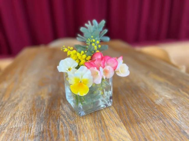 🌸お別れ会・お別れ会食🌸

卒園まであと少しとなったはな組さん。
これまで優しく、そしてかっこよく、たくさんの場面でみんなのお手本になってくれました。

先日、そんなはな組さんへ「ありがとう」の気持ちを込めてお別れ会を行いました。
ちょうちょ組・ことり組、そしてパンダ組・うさぎ組・コアラ組から、それぞれ心のこもったプレゼント🎁
プレゼントを受け取ったはな組さんは、とても嬉しそうな表情を見せてくれました😳💗

お別れ会の最後には、ことり組・ちょうちょ組のお友だちが手でアーチを作ってお見送り。
はな組さんは少し照れながらも嬉しそうにアーチをくぐり、みんなの拍手に包まれながら退場しました🌈
温かい気持ちがあふれる、素敵なひとときとなりました。

はな組さんからも各クラスへ素敵なプレゼントが🎁
小さなお友だちに優しく手渡す姿に、すっかりお兄さんお姉さんになったなあと成長を感じました。

お昼はみんなが楽しみにしていたバイキング😋
たくさんのメニューに「どれにしようかな？」とワクワクしながら、お腹いっぱい食べて大満足！
給食の先生が作ってくれたごはんは、どれもとてもおいしかったね👩🏻‍🍳

卒園まで残りわずか。
最後まで、みんなでたくさんの思い出を作っていこうね📸✨
#後閑あさひ保育園
#お別れ会食
#お別れ会