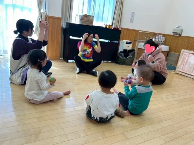 今日のライモーのテーマは「バス」🚌✨
たんぽぽ保育園のお友だちと一緒に参加しました🔤

「The Wheels on the Bus」の歌に合わせて、タイヤが回る動きを腕でくるくるしたり、ワイパーやクラクションの動きを真似したりと、体をたくさん動かしながら楽しみました♪

歌に基づいた動く絵本の時間もあり、みんな夢中で見入っていました📖
そして最後は「Skidamarink」の歌で、大好きの気持ちを伝え合うほっこりタイム♡
子どもたちの表情も豊かで、みんなで笑い合いながら心もあたたかくなる素敵な時間でした☺️

#ライモー#英語であそぼう#笑い合う
#あさひ子育て支援ルーム#たんぽぽ保育園