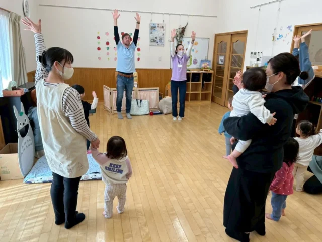 たんぽぽ保育園のお友だちと一緒に英語の時間を楽しみました♪
今回は、2ヶ月の赤ちゃんから3歳までのお友だちが集まり、にぎやかで楽しいひとときに🔅

色を学ぶ時間では、虎の色が次々と変わっていく様子がおもしろくて、子どもたちも夢中になっていました🐯
たくさんの動物が登場し、大きなぬいぐるみにみんな興味津々！

年齢の違うお友だちとの関わりもたくさんあり、笑顔いっぱいで英語に触れられる素敵な時間でした♡

#M's英会話#英語であそぼう#素敵な時間
#あさひ子育て支援ルーム#たんぽぽ保育園