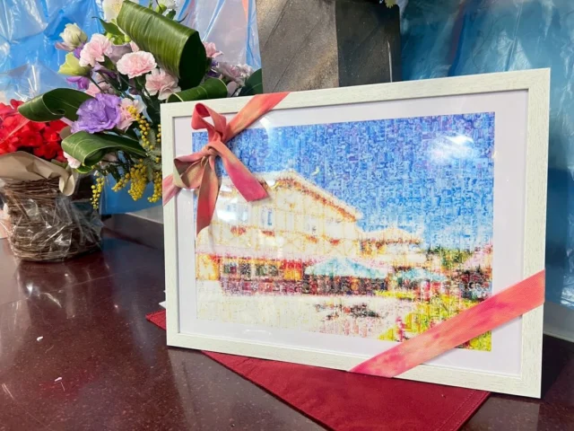 🌸卒園式🌸

今日、はな組24名のお友だちが
後閑あさひ保育園を卒園しました💐

初めて出会った頃は小さな手で先生たちの手をぎゅっと握り、「先生と一緒がいい」と離れられなかったみんな。

朝になると涙がこぼれてしまう日もありました。
きっとおうちの方も、「今日は大丈夫かな」と心配しながら送り出してくださっていたことと思います。

何に困って泣いているのか分からず、先生たちも一緒に悩んだ日がありました。
それでも、保護者の皆様と一緒に見守る中で、子どもたちは少しずつ前を向いて歩けるようになりました。

お友だちと笑い合い、時にはぶつかり合いながら、気がつけばこんなにも大きく、たくましく成長しました。

元気いっぱいで個性豊かな、はなぐみのみんな。
そして、お友だちにそっと手を差し伸べられる優しいみんな。

ここで過ごした沢山の日々、
笑ったことも、泣いたことも、
すべてがかけがえのない宝物です。

小さかった背中を見送っていた日々から、今日、頼もしく並ぶ姿を見て、保護者の皆様の胸にもたくさんの思い出がよみがえったことと思います💭

どんなことも乗り越えてきたみんななら、きっと大丈夫。
小学校でもたくさんの経験をして
さらに大きく輝いていってね✨

今度はピカピカのランドセルを背負って保育園に遊びに来てね🎒

先生たちは、みんなのことが
ずっとずっとだいすきだよ♥️

保護者の皆様、本日はご卒園おめでとうございます。
大切なお子様の成長を一緒に見守らせていただき、本当にありがとうございました。

謝恩会では、会場に入った瞬間、異世界に入り込んだような楽しい空間に、圧倒されました🍄子どもたちや保護者の皆さまの「ありがとう」の気持ちがたくさん詰まった温かい時間を過ごすことができ、とても幸せでした。
心温まる謝恩会、そして素敵なプレゼントにも心より感謝申し上げます🎁

#後閑あさひ保育園
#はなぐみ
#卒園式