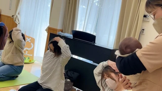 今日は産後ママのピラティスがありました🧘‍♀️✨

お子さんたちは自由に遊んだり、保育士の抱っこでゆったり過ごしながら、
ママたちは安心してピラティスの時間に集中🌿
育児の合間に、自分の体と向き合うリフレッシュのひとときになったのではないでしょうか☺️

今回はピラティスの後に育児相談の時間がありました✨
抱っこのこと、向き癖のことなど、気になることを相談したり、ママ同士で気持ちを共有できるあたたかい時間となりましたね🍀

#ピラティス
#産後ママ
#たんぽぽ保育園
#あさひ子育て支援ルーム