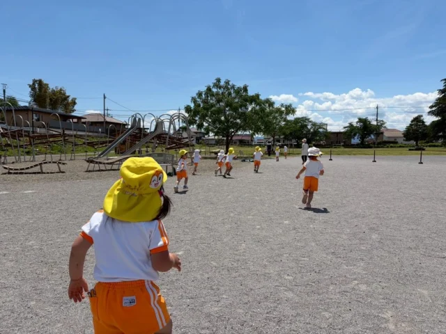 ✨ちょうちょ組　園外保育✨
ずっと楽しみにしていたスマイルパークへの園外保育✨
昨日から「明日は晴れるかな？」と空を気にしながら、楽しみにしていた子どもたち。
先週は雨で行けなかった分、今日は“リベンジ！”として出かけることができました😊

広い公園に大喜びの子どもたち！
すべり台や高い遊具、揺れる遊具など、さまざまな遊具に挑戦しながら、思いきり体を動かして遊びました🌟

遊びに来ていた小さなお友だちとも自然と関わり、「どうぞ」と声をかけたり、一緒に遊んだりする姿も見られ、微笑ましい時間となりました🌼

その後はみんなでお散歩へ♪
「あいうえおにぎり」や「にじ」を歌いながら、楽しい歌声が道いっぱいに広がっていました🌈

お友だちや保育者と一緒に、笑顔いっぱいの一日だったね🍀

#後閑あさひ保育園
#園外保育
#スマイルパーク