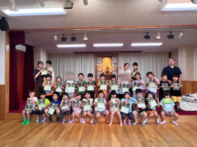 お泊まり保育２日目が無事に終わりました。
保護者の皆様。昨夜はドキドキしながら過ごされたのかなと思います。
お家の方と離れ、お友だちや先生と一緒に過ごしたこの２日間は、また１つみんなをぐ〜んと成長させ、大きな力になったと思います✨
最後に園長先生から修了証をもらいました。修了証を手にしたみんなの顔は、逞しくかっこよかったです😃
みんなで過ごしたお泊まり保育。楽しい思い出をたくさん作ることができました。

#後閑あさひ保育園
#お泊まり保育
#みんなとの思い出