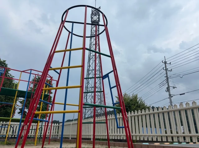 病後児棟前、園庭に新しい遊具が設置されました！
八角ジムはわずかなスペースで多様な動きを楽しめます。
好きな所から登って中にある４本の登降棒を使って降りる。様々な動線が子どもたちを笑顔にさせます😊
早速、はな組のお友だちは登ったり降りたり繰り返し楽しんでいました！
降りることを楽しみながら仲間と何度も楽しむうちに自然と登るために必要な全身の力や身のこなしを身につけていきたいですね！

#後閑あさひ保育園
#八角ジム
